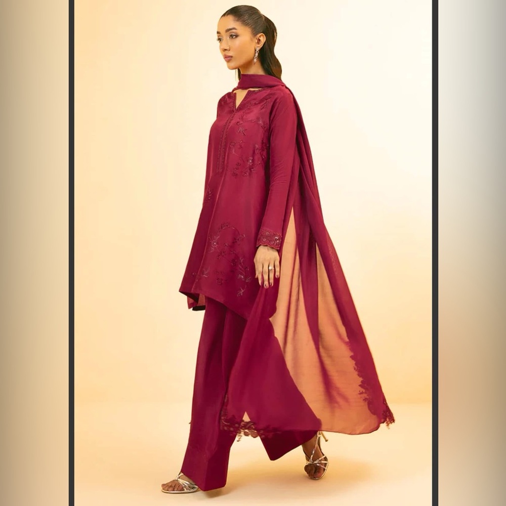Elegant Maroon Embroidered Farshi shalwar set!